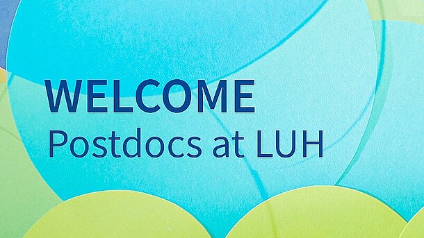 Deko: blaue und grüne Kreise, die übereinanderlappen mit der Überschrift "Welcome Postdocs at LUH"